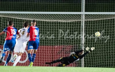 Dennis frena al Castilla