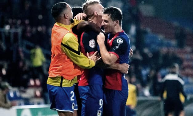 El UP Langreo se engancha al playoff con la primera victoria del año