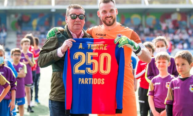 Adrián Torre, el portero con más partidos en la historia del UP Langreo